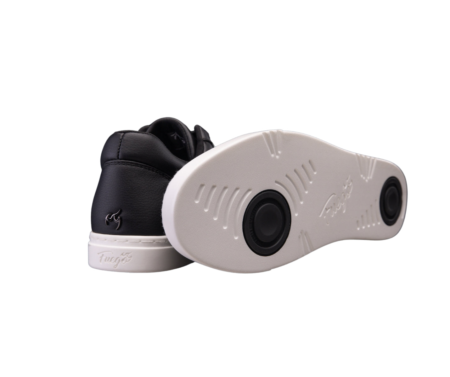 Die Low-Top-Sneaker von Fuego Dance Shoes in Schwarz/Weiss mit kreisförmigem Grip sind perfekt für Bachatatänzer.